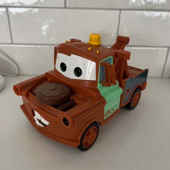 Disney Cars Tow Mater Hide and Spy Electronic Game - Picture 1 of 4